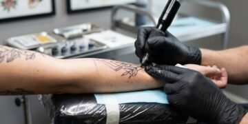 Quem pretende fazer tatuagem deveria considerar isso antes da depilação a laser