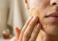 “Mel, Acne e a Verdade Que Ninguém Conta: 5 Máscaras Simples Que Transformam Sua Pele (Sem Promessas Milagrosas)”