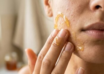 “Mel, Acne e a Verdade Que Ninguém Conta: 5 Máscaras Simples Que Transformam Sua Pele (Sem Promessas Milagrosas)”