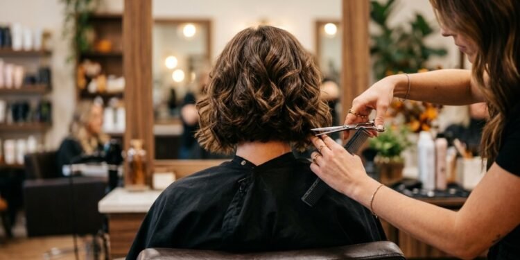 O corte que dá volume imediato e rejuvenesce cabelos finos e sem vida