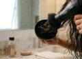 Quanto tempo demora para o seu cabelo secar e o que isso revela sobre a porosidade dos fios