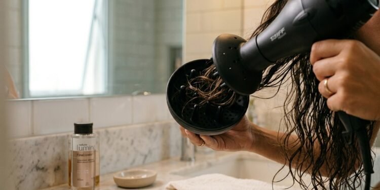 Quanto tempo demora para o seu cabelo secar e o que isso revela sobre a porosidade dos fios