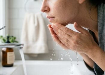 Dermatologistas explicam o que acontece quando você lava o rosto sem sabonete todos os dias