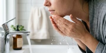 Dermatologistas explicam o que acontece quando você lava o rosto sem sabonete todos os dias