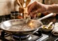 O truque da gota d’água que impede a comida de grudar na panela de inox