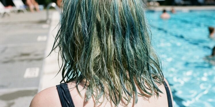 Quanto tempo esperar para entrar na piscina após pintar o cabelo sem desbotar