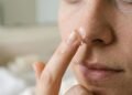 “Vaselina no rosto faz milagre mesmo ou é cilada? O que a ciência revela (e ninguém te contou) sobre esse truque viral de skincare”