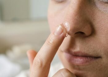 “Vaselina no rosto faz milagre mesmo ou é cilada? O que a ciência revela (e ninguém te contou) sobre esse truque viral de skincare”
