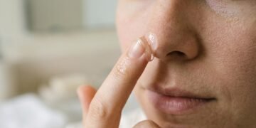“Vaselina no rosto faz milagre mesmo ou é cilada? O que a ciência revela (e ninguém te contou) sobre esse truque viral de skincare”