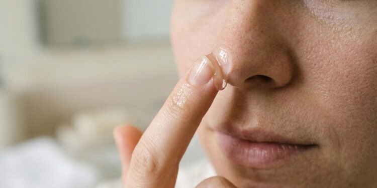“Vaselina no rosto faz milagre mesmo ou é cilada? O que a ciência revela (e ninguém te contou) sobre esse truque viral de skincare”