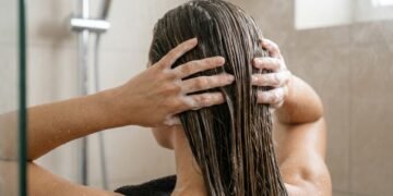 O shampoo ideal para cabelo liso pode transformar seus fios já na primeira lavagem