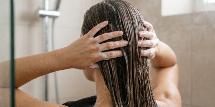O shampoo ideal para cabelo liso pode transformar seus fios já na primeira lavagem