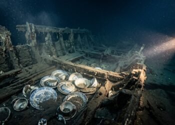 O mistério do navio fantasma com porcelana intacta no abismo marinho