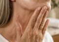 A rotina de skincare de 3 passos que está transformando a pele de mulheres brasileiras na menopausa