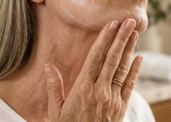 A rotina de skincare de 3 passos que está transformando a pele de mulheres brasileiras na menopausa