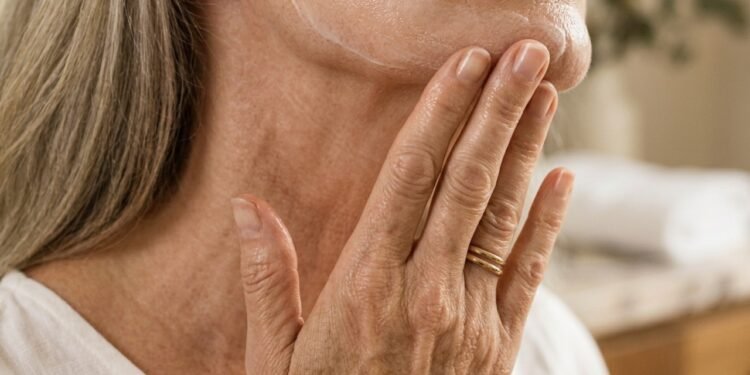 A rotina de skincare de 3 passos que está transformando a pele de mulheres brasileiras na menopausa