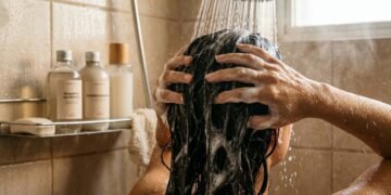 Especialistas explicam quando lavar o cabelo para manter brilho e leveza por mais tempo