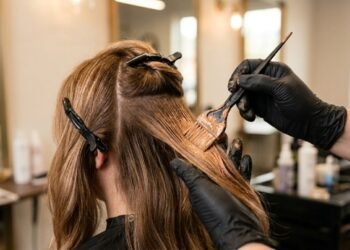 Adeus cabelo opaco: o tom iluminado de 2026 que devolve brilho aos fios sem químicas agressivas