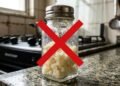 O truque antigo com arroz cru que impede o sal de virar pedra e acaba com uma irritação comum na cozinha