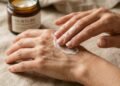 Como rejuvenescer a pele das mãos após os 50 anos com cuidados diários