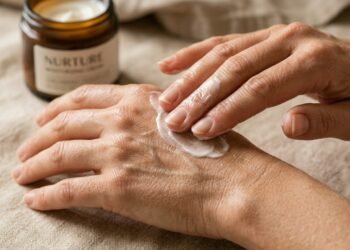 Como rejuvenescer a pele das mãos após os 50 anos com cuidados diários