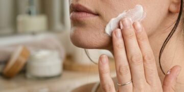 Cuidados dermatológicos específicos previnem o ressecamento cutâneo intenso durante os meses frios.