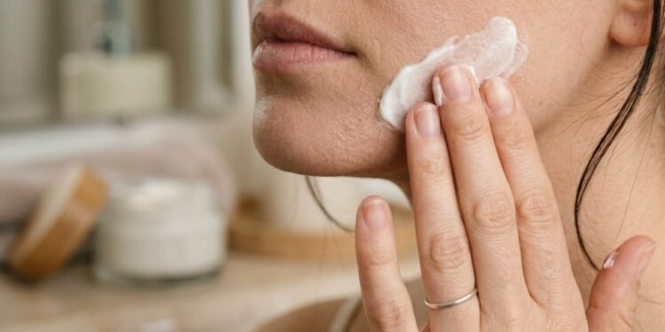 Cuidados dermatológicos específicos previnem o ressecamento cutâneo intenso durante os meses frios.