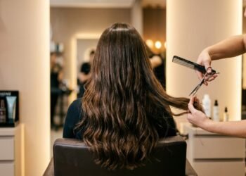 Qual a frequência certa para cortar o cabelo e manter os fios saudáveis