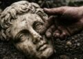 Um menino encontra uma estátua romana de 1.700 anos entre as pedras e arqueólogos não atribuem o mérito à descoberta