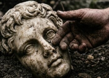 Um menino encontra uma estátua romana de 1.700 anos entre as pedras e arqueólogos não atribuem o mérito à descoberta