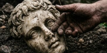 Um menino encontra uma estátua romana de 1.700 anos entre as pedras e arqueólogos não atribuem o mérito à descoberta