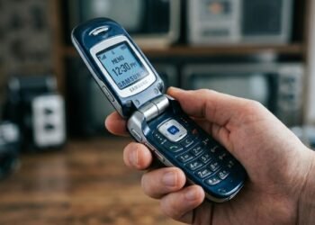 Há cerca de 20 anos, a Samsung tinha um celular com um botão tão especial que tivemos que remover a bateria