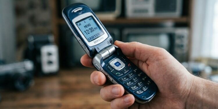Há cerca de 20 anos, a Samsung tinha um celular com um botão tão especial que tivemos que remover a bateria