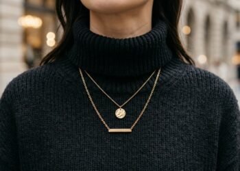 A tendência dourada que transforma casacos básicos em produções elegantes