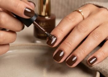 Nem francesinha nem nude: o esmalte elegante que promete dominar o inverno