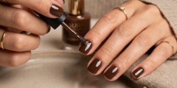 Nem francesinha nem nude: o esmalte elegante que promete dominar o inverno