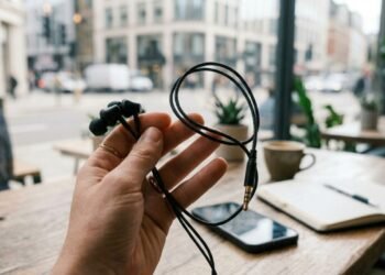 Fones de ouvido com fio em vez de Bluetooth: por que cada vez mais pessoas estão voltando a usar fones de ouvido com fio