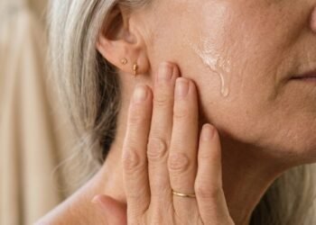 O sérum de ácido hialurônico que dermatologistas recomendam para mulheres acima de 50 sem gastar fortunas