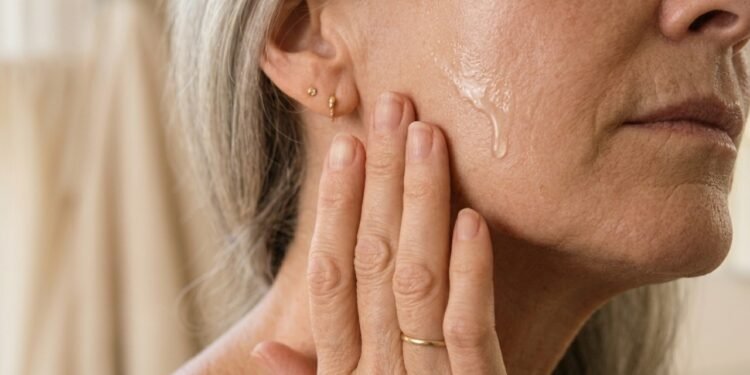 O sérum de ácido hialurônico que dermatologistas recomendam para mulheres acima de 50 sem gastar fortunas