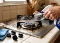 O truque de limpeza que remove gordura pesada do fogão sem riscar o inox ou estragar as peças