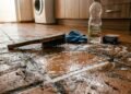 Como limpar piso encardido com mistura caseira e remover manchas dos rejuntes facilmente
