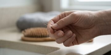 A partir dos 50 anos, a queda de cabelo pode se intensificar e alguns fatores passam despercebidos