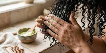 Mistura simples da cozinha ajuda a recuperar cabelos ressecados e sem vida