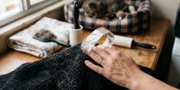 Como tirar pelos de animais dos tecidos usando apenas itens que você já tem em casa