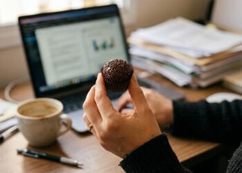 “Desejo de Doce Não é Fraqueza: o que a Ciência Revela (de Verdade) sobre seu Cérebro Estressado e a Vontade IMEDIATA de Açúcar”