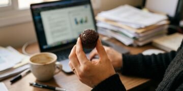 “Desejo de Doce Não é Fraqueza: o que a Ciência Revela (de Verdade) sobre seu Cérebro Estressado e a Vontade IMEDIATA de Açúcar”