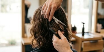 O corte moderno que devolve movimento aos fios e suaviza os traços após os 50