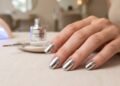 O efeito metalizado das unhas que esconde um perigo e foi proibido no país