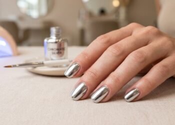 O efeito metalizado das unhas que esconde um perigo e foi proibido no país