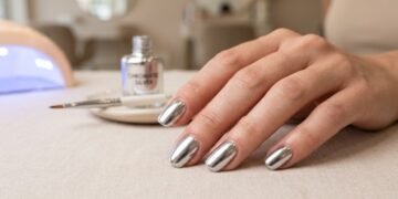 O efeito metalizado das unhas que esconde um perigo e foi proibido no país